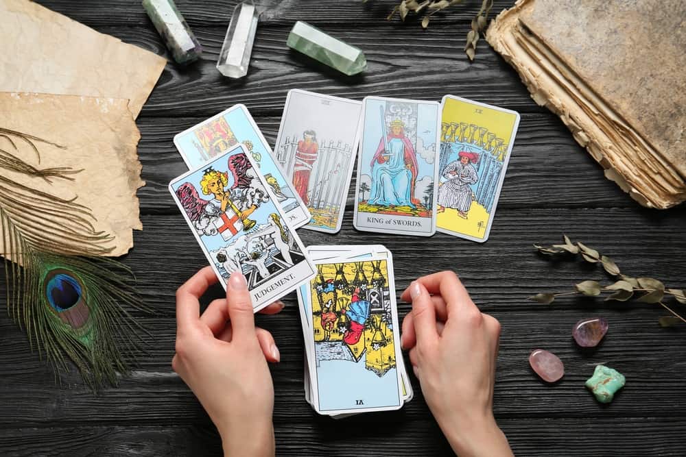 How Many Tarot Cards Should I Pull (5 Factors To Consider) LeadByStars